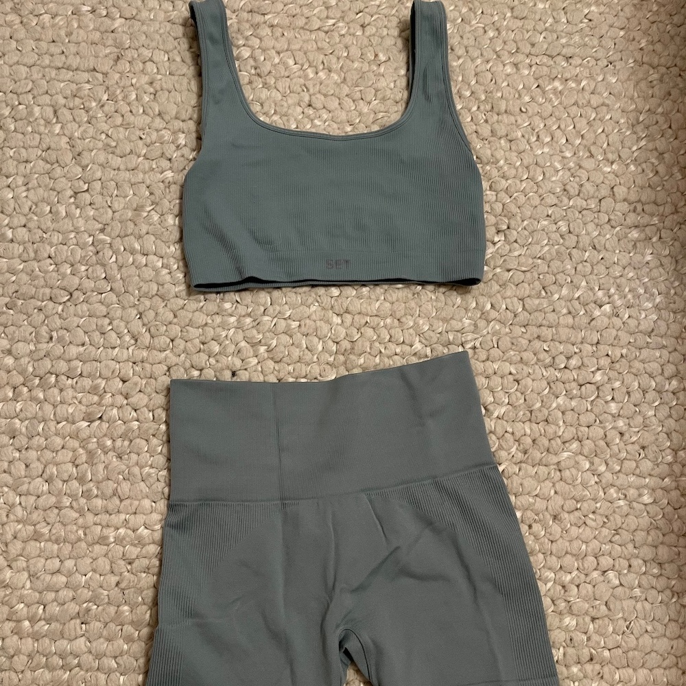 SET Active sculptflex set in rain